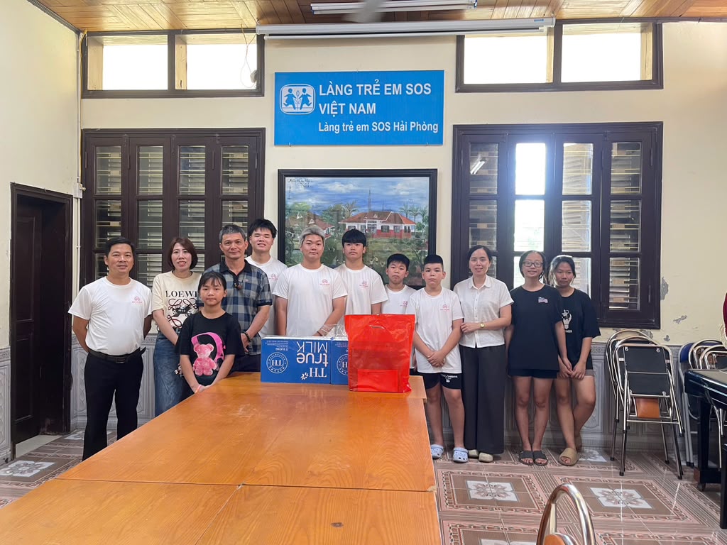 Donations at elderly care center, orphanage, and disabled children centers in Hai Phong, Hoa Sen Bridge Alliance, sponsored by Cat Long Import Export Company